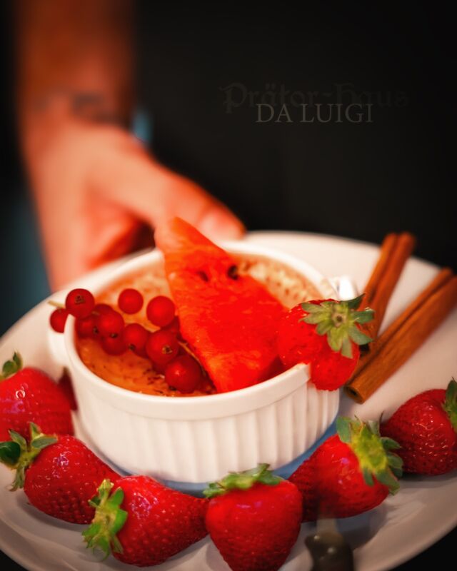 🍰 Süße Verführungen bei Da Luigi! 🍓

Der krönende Abschluss eines perfekten Essens? Ein Dessert, das dir das Wasser im Mund zusammenlaufen lässt! Bei uns findest du eine Auswahl an himmlischen Nachspeisen:

✨ Tiramisu
✨ Panna Cotta ai Frutti di Bosco
✨ Crème Brûlée
✨ Tartufo
✨ Torta di Mele con Gelato
✨ Misto Formaggi (für Käseliebhaber)

👉 Welches Dessert ist dein Favorit? Teile es mit uns in den Kommentaren – wir freuen uns auf deine Wahl!

☀️ Ein süßer Abschluss, der dir den Tag versüßt – nur bei Da Luigi!

#prätorhaus #daluigi #prätorhausdaluigi #daluigilübeck #DaLuigiDesserts #SüßeMomente #ItalianLove #TiramisuDreams #PannaCottaLovers #CrèmeBrûlée #TartufoTime #TortaDiMele #FeinsterGenuss #DolciItaliani #DessertLovers #FoodieParadise #ItalienischerGenuss